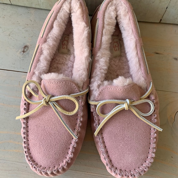 UGG Shoes - UGG DAKOTA PINK SHEEPSKIN SLIPPERS US 7 NEW